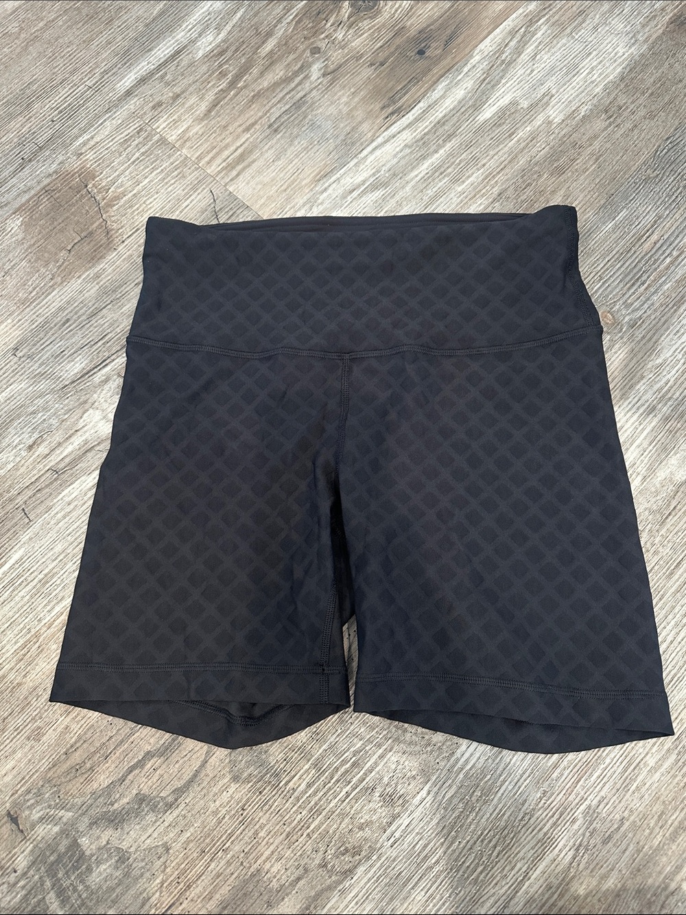 Like new! Lululemon 3D Jacquard Diamond Train High-Rise Short 6" Trace Texture